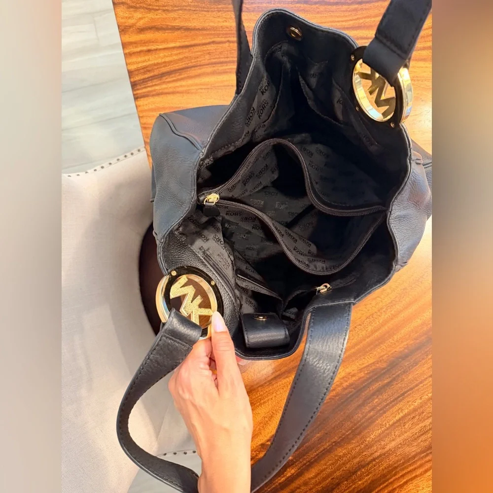 MICHAEL KORS NWOT FULTON Black Pebbled Leather Bag Gold Logo EUC NO CALLOUTS - Picture 12 of 17